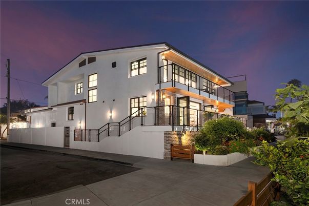 Exterior, Facade, Modern