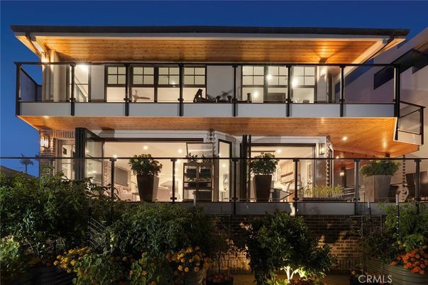 Exterior, Facade, Modern