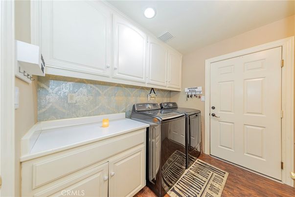 Interior, Recessed Lighting, Washer, Wood Texture Flooring