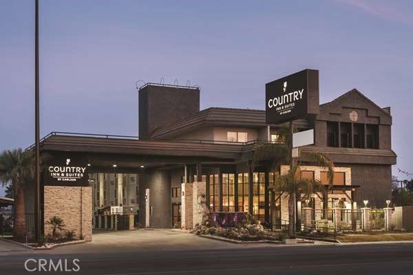 Exterior, Facade, Modern