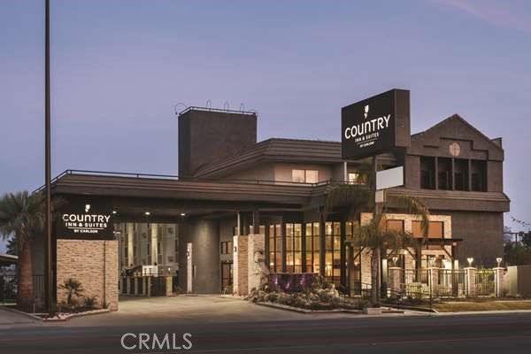 Exterior, Facade, Modern