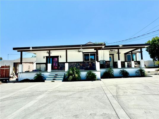 Exterior, Facade, Modern