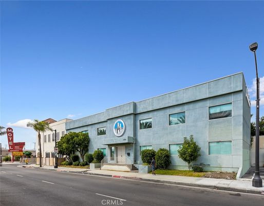Exterior, Facade, Modern