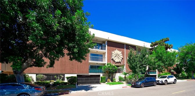 Exterior, Facade, Modern