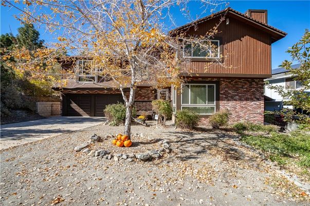Attached, Exterior, Facade, Brick Facade, Log Home