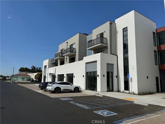 Exterior, Facade, Modern