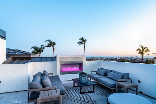 Exterior, Fireplace, Water