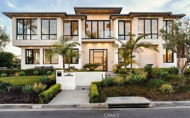 Exterior, Facade, Modern