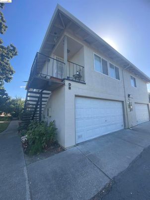 Attached, Exterior, Facade, Modern