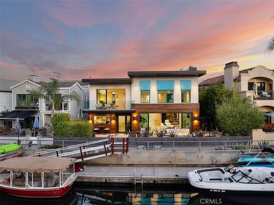 Exterior, Facade, Lake, Modern