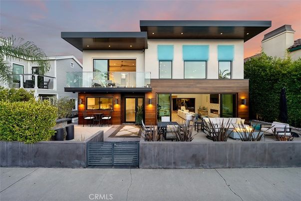 Exterior, Facade, Modern