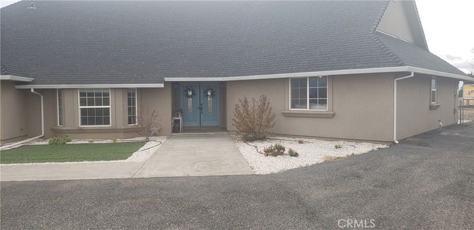 Exterior, Facade, Ranch