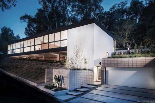 Exterior, Facade, Modern