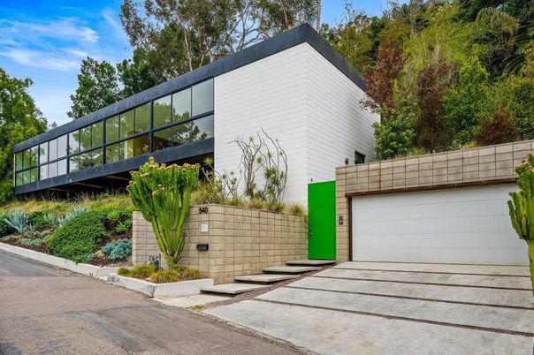 Exterior, Facade, Modern
