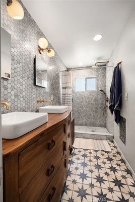 Bathroom, Dual Sink Vanities, Interior, Recessed Lighting