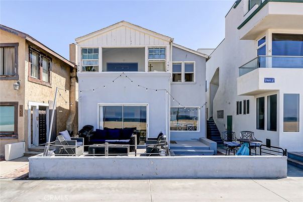 Exterior, Facade, Rowhouse