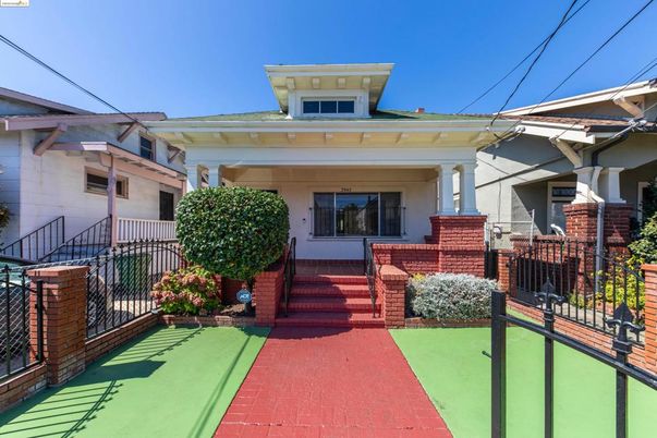 Exterior, Facade, American Foursquare