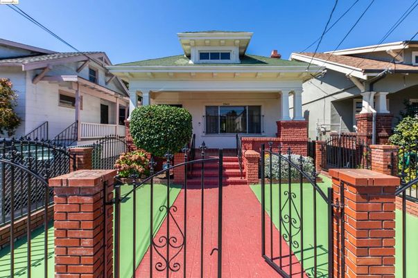 Exterior, Facade, American Foursquare