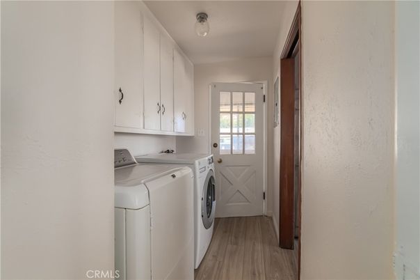 Interior, Washer, Wood Texture Flooring