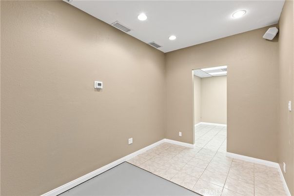 Empty room, Interior, Recessed Lighting