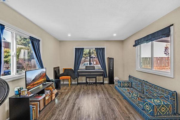 Interior, Piano, Recessed Lighting, Wood Texture Flooring