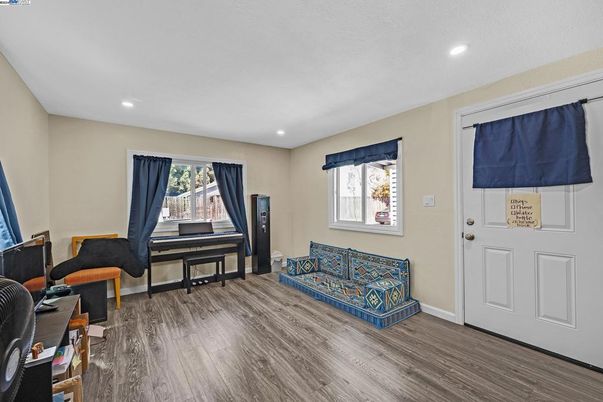 Interior, Piano, Recessed Lighting, Wood Texture Flooring