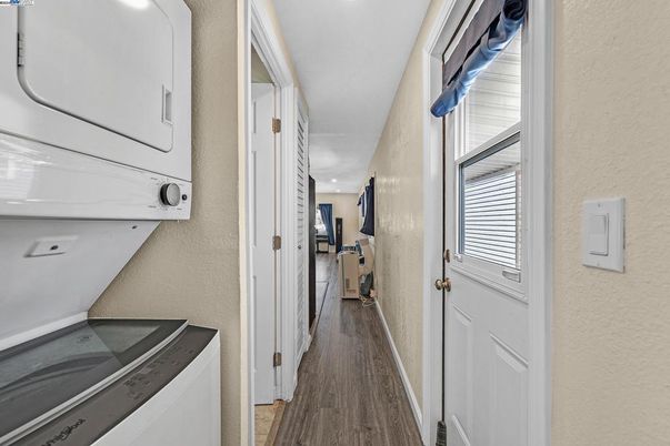 Interior, Recessed Lighting, Washer, Wood Texture Flooring