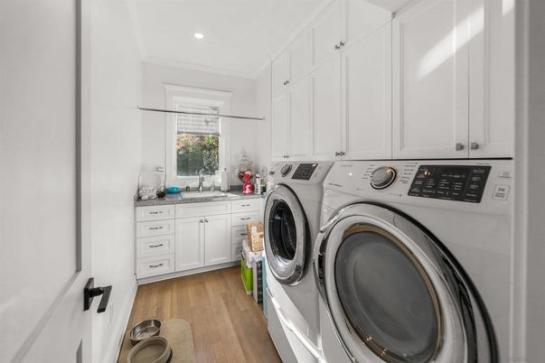 Interior, Recessed Lighting, Washer, Wood Texture Flooring