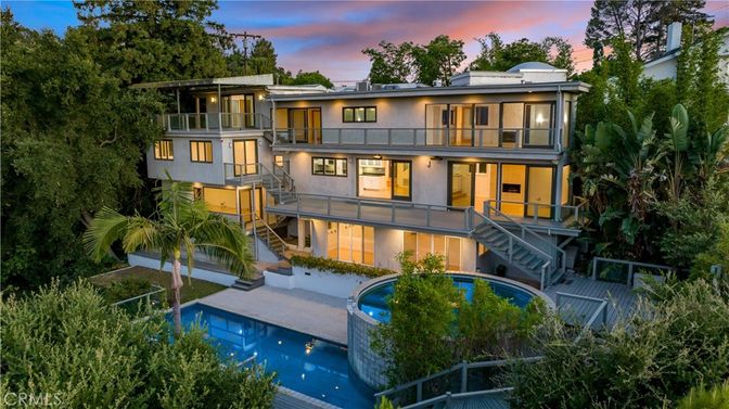 Exterior, Facade, Pool, Modern