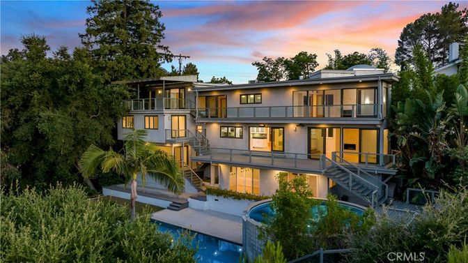 Exterior, Facade, Pool, Modern