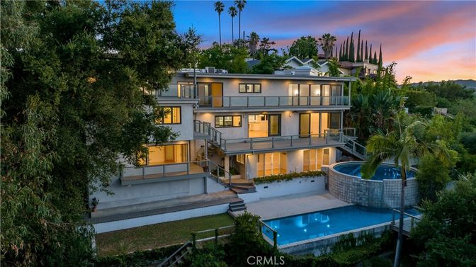 Exterior, Facade, Pool, Modern