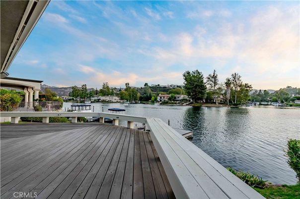 Exterior, Lake