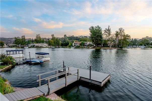 Exterior, Lake