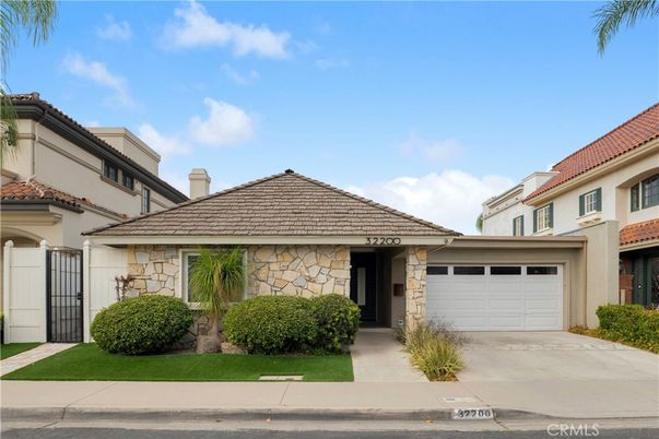 Attached, Exterior, Facade, Mediterranean