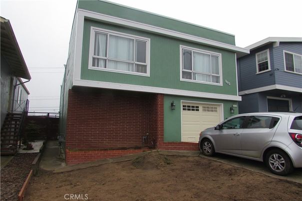 Attached, Exterior, Facade, Brick Facade, Rowhouse