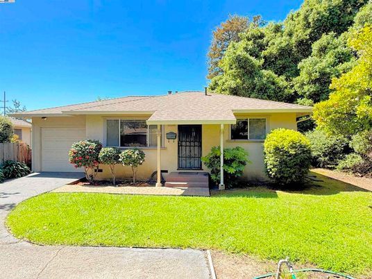 Attached, Exterior, Facade, Ranch