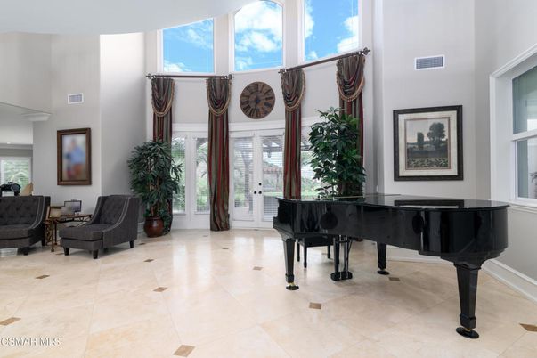 Interior, Piano