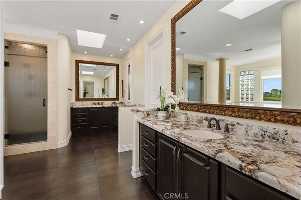 Bathroom, Dual Sink Vanities, Interior, Recessed Lighting