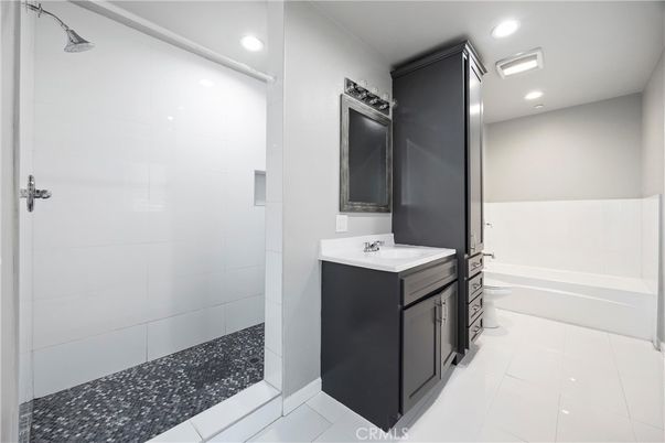 Bathroom, Interior, Recessed Lighting