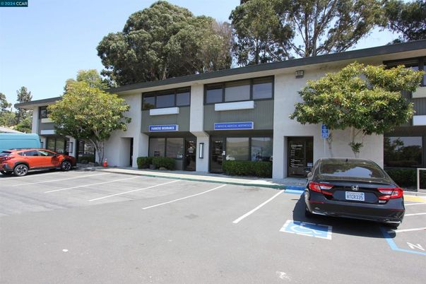 Exterior, Facade, Modern
