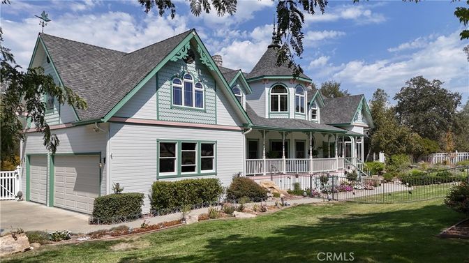 Attached, Exterior, Facade, Queen Anne Victorian
