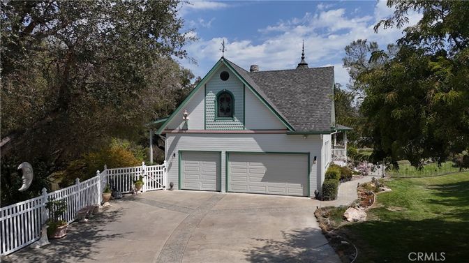 Attached, Exterior, Facade, Farmhouse