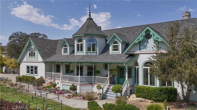 Exterior, Facade, Queen Anne Victorian