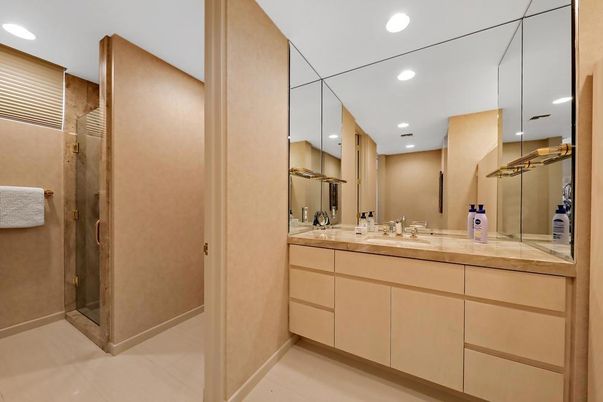 Bathroom, Dual Sink Vanities, Interior, Recessed Lighting