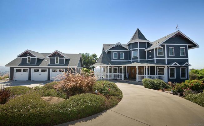 Attached, Exterior, Facade, Queen Anne Victorian