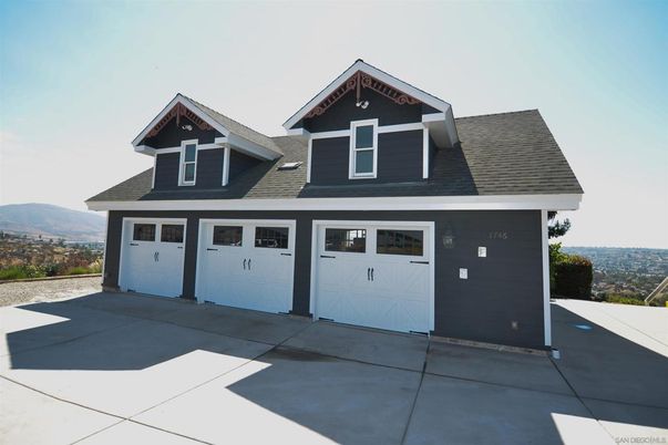 Attached, Exterior, Facade, American Craftsman