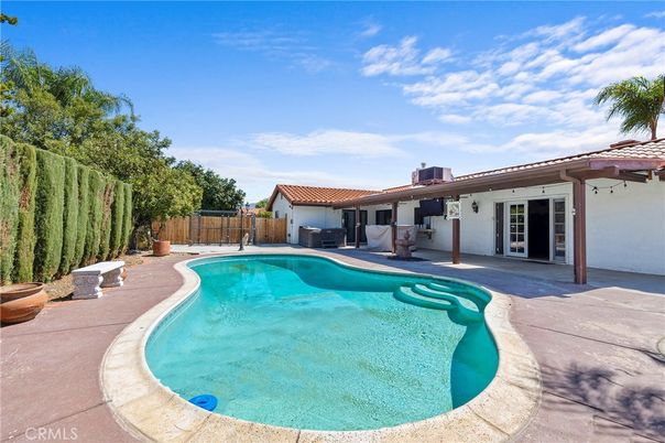 Exterior, Pool