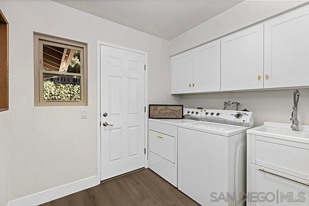 Interior, Washer, Wood Texture Flooring