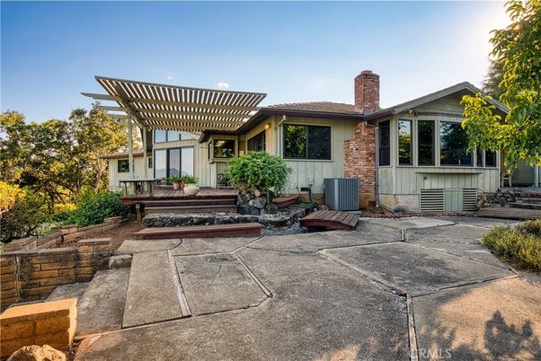 Exterior, Facade, Ranch