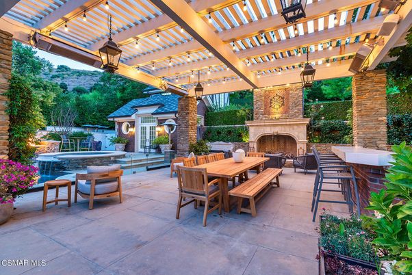 Exterior, Fireplace, Hot Tub